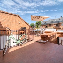 Comment fixer un parasol sur un balcon