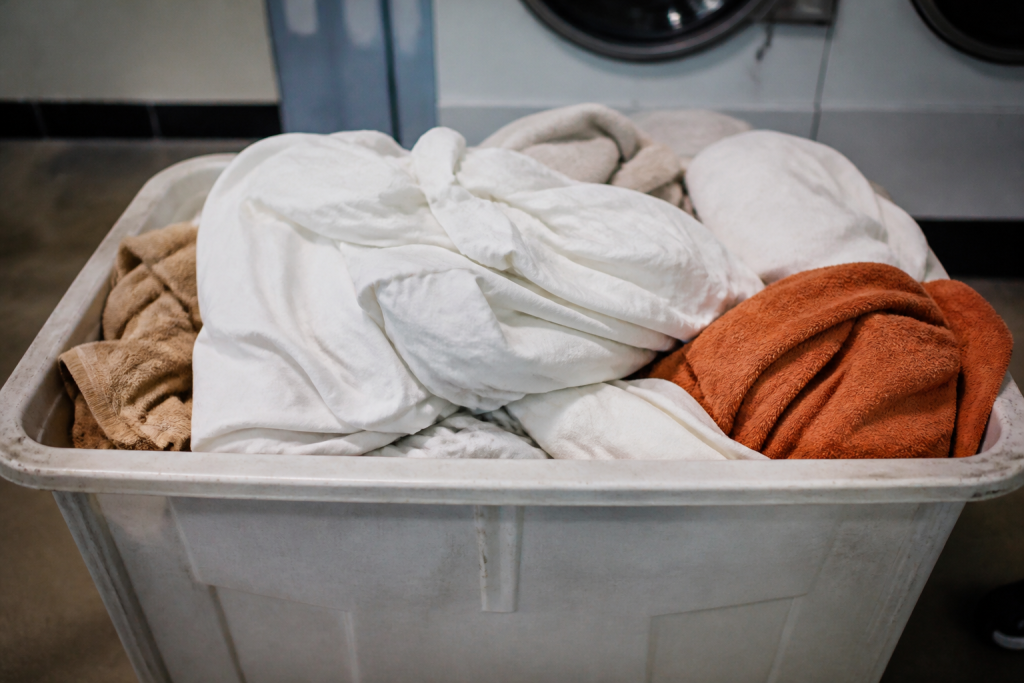 Bac de collecte rempli de draps et serviettes