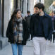 Passants marchant cote a cote sur un trottoir
