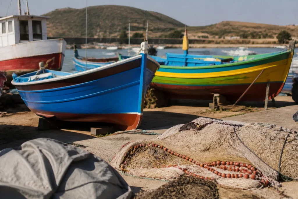Petit port de pecheurs avec bateaux colores au soleil