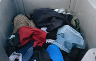 Pile de habits deposes dans conteneur gris