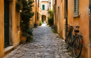 Ruelle pavee avec maisons ocre et velo appuye