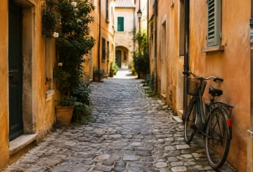 Ruelle pavee avec maisons ocre et velo appuye