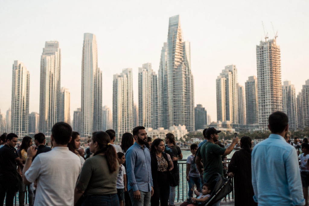 Skyline de Dubai avec gratte-ciels et foule de passants