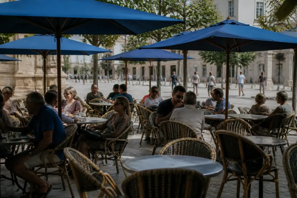 Terrasse de cafe sur une place avec parasols bleus