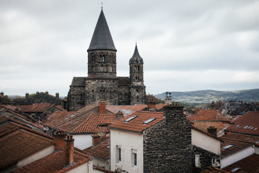Toits de tuiles serres autour d une cathedrale sombre