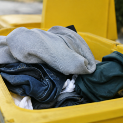 Vetements plies reposent dans bac collecte jaune