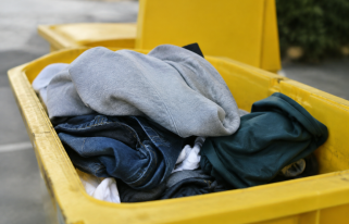 Vetements plies reposent dans bac collecte jaune