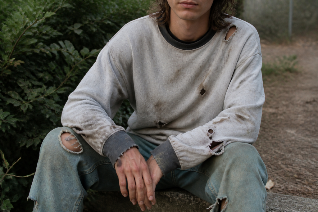 Vetements dechires taches avec trous et usure