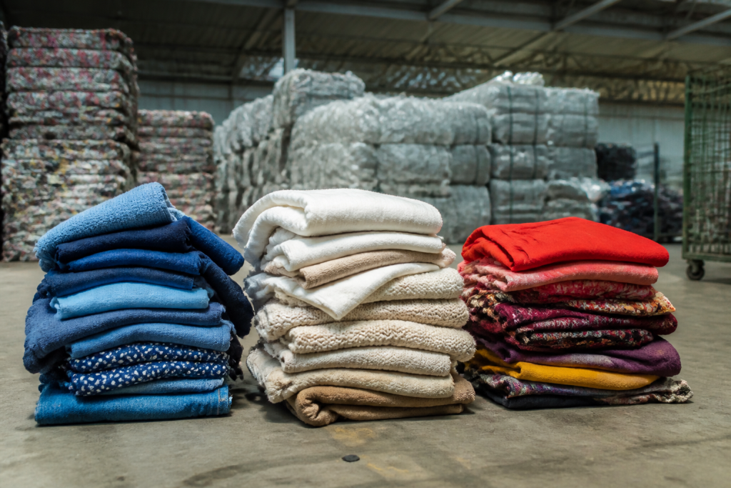 Vetements tris couleurs empiles centre recyclage depot